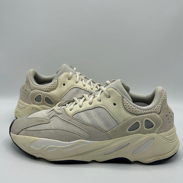Adidas Yeezy Boost 700 Analog PreOwned 2 600x