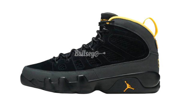 Air jordan Kaws 9 Retro "Dark Charcoal University Gold" (PreOwned)-Cette paire de sneaker nest pas sans rappelé la jordan Kaws 1 Travis Scott sortie en 2019