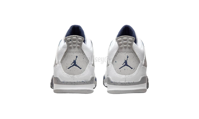 The pant and hoodie of the Jordan velour suit are embellished with a Jumpman logo Retro "Midnight Navy" Pre-School