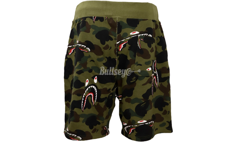 BAPE Shark 1st pantalones cortos de chándal anchos de camuflaje verde