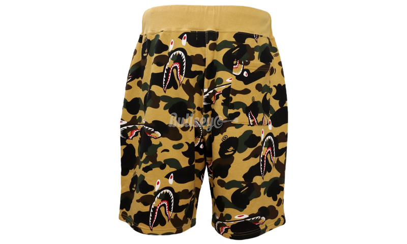 BAPE Shark 1st pantalones cortos de chándal anchos de camuflaje amarillo